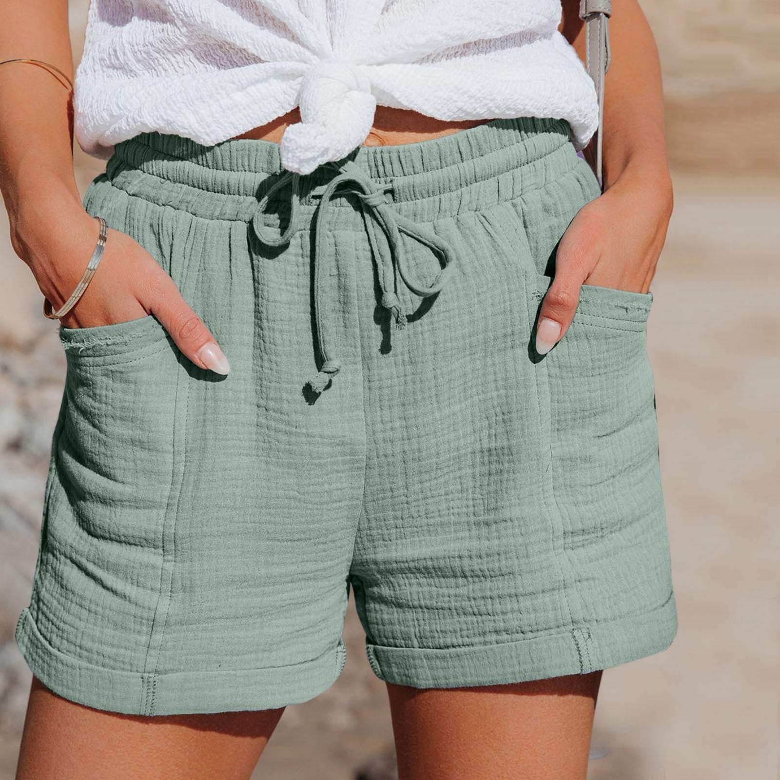 Komfortable dameshorts i lett pustende bomull med elastisk snøring, perfekt for varme sommerdager og enkel bevegelse.
