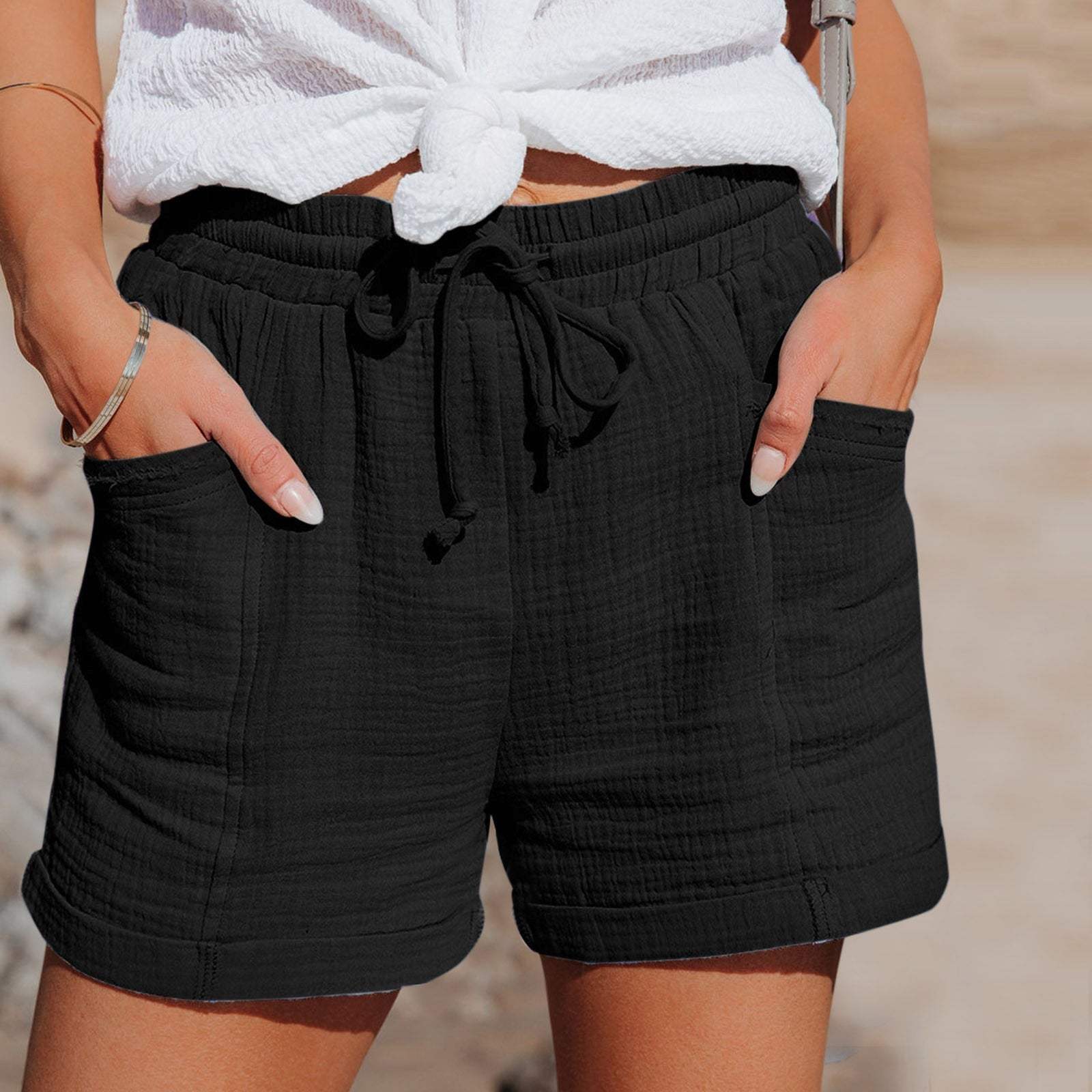 Komfortable dameshorts i lett pustende bomull med elastisk snøring, perfekt for varme sommerdager og enkel bevegelse.