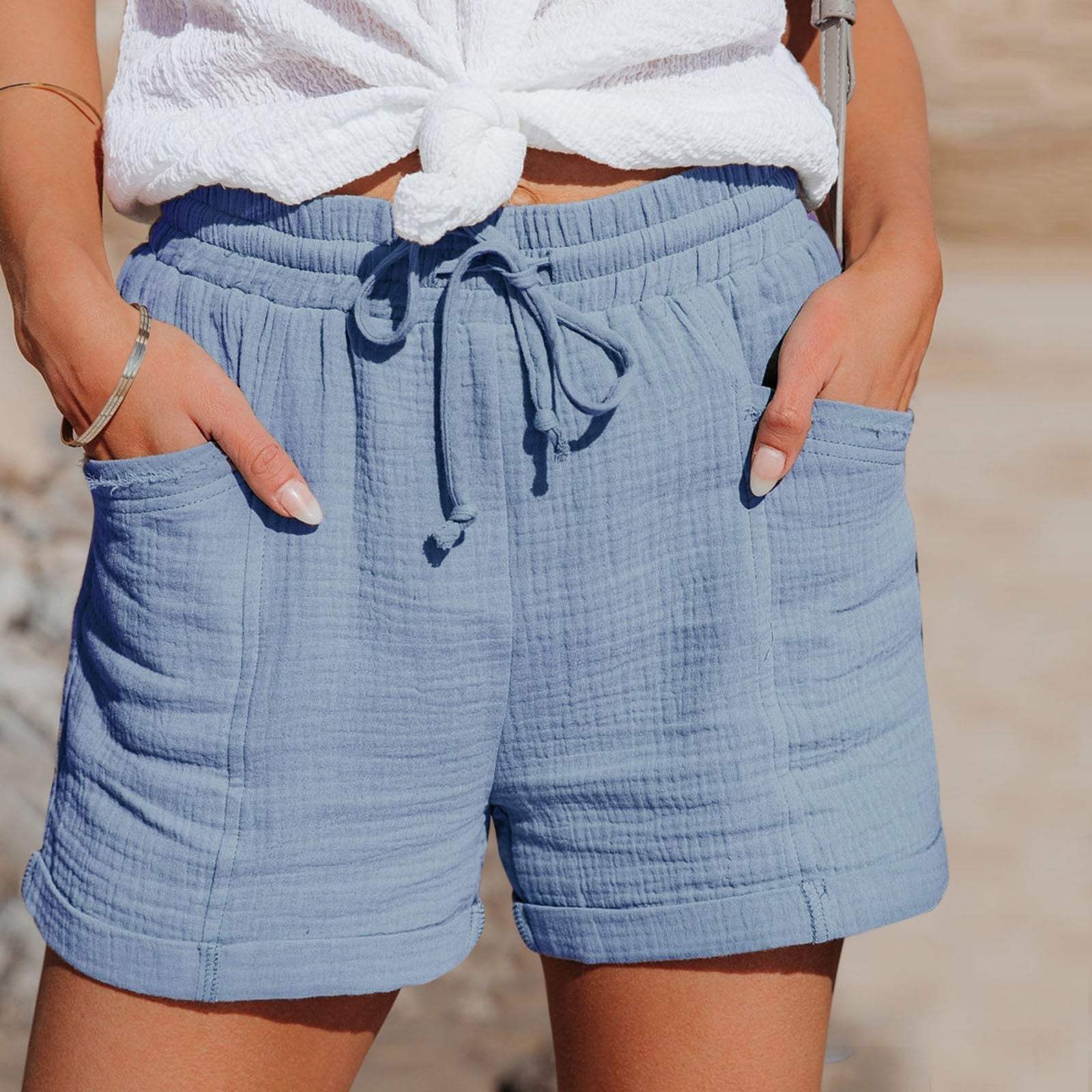 Komfortable dameshorts i lett pustende bomull med elastisk snøring, perfekt for varme sommerdager og enkel bevegelse.