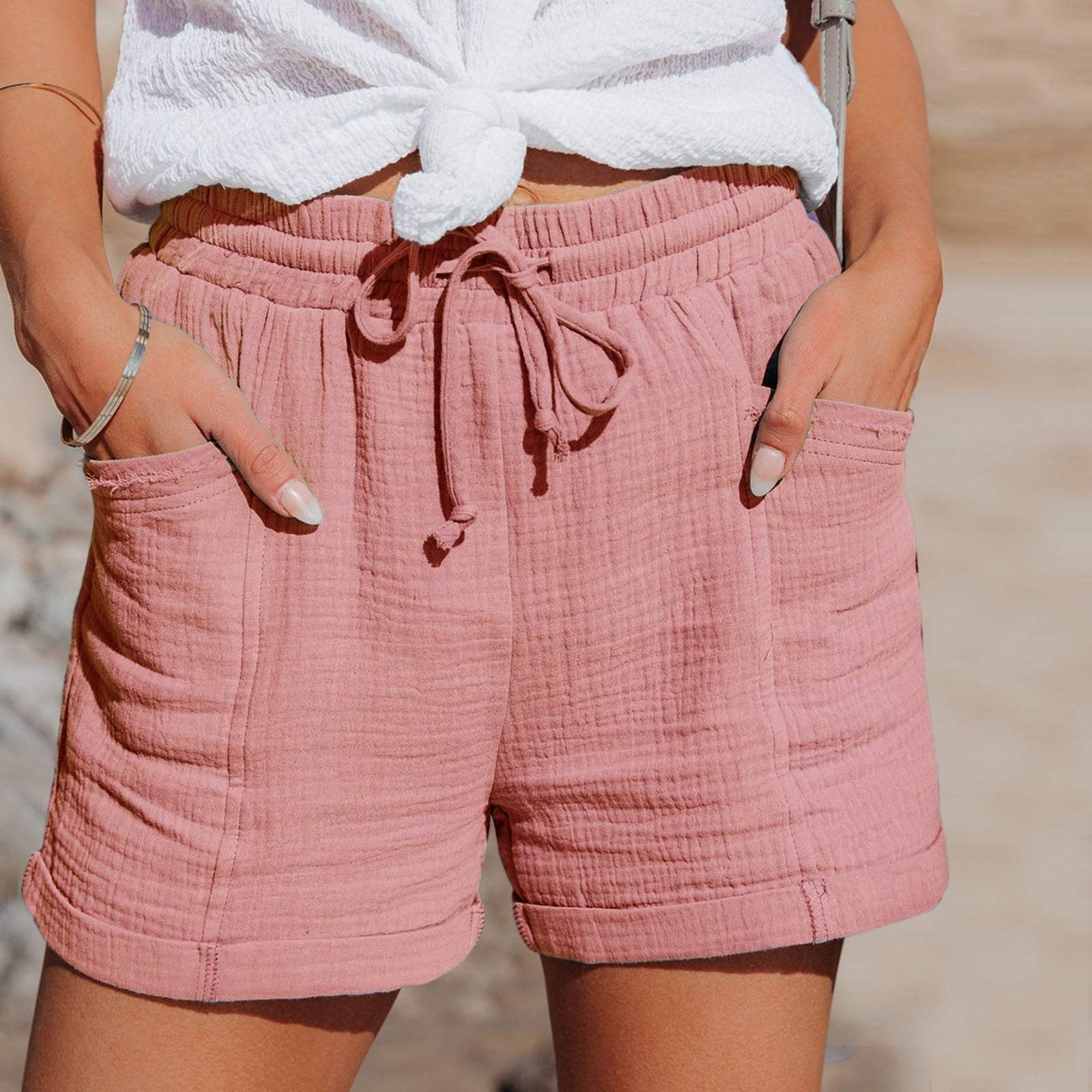 Komfortable dameshorts i lett pustende bomull med elastisk snøring, perfekt for varme sommerdager og enkel bevegelse.