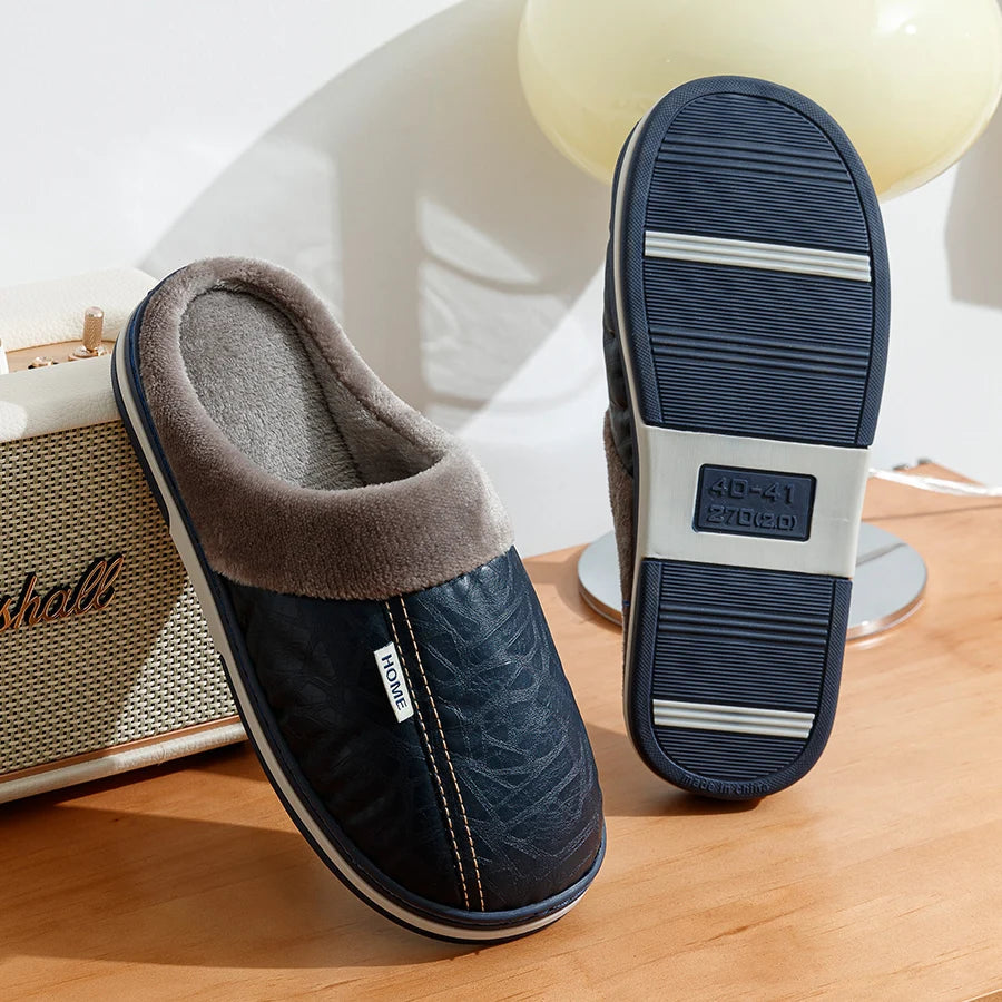Nærbilde av den myke teksturen på herre innendørs slippers, perfekt for varme føtter.