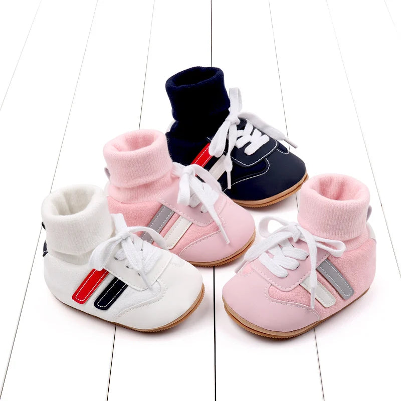 Komfortable mini babysko med antiskli, mykt bomull, slip-on stil, i blått/hvitt, perfekt for babyens første steg.