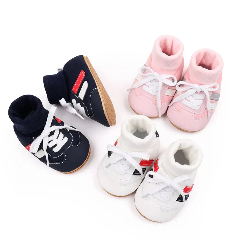 Komfortable mini babysko med antiskli, mykt bomull, slip-on stil, i blått/hvitt, perfekt for babyens første steg.