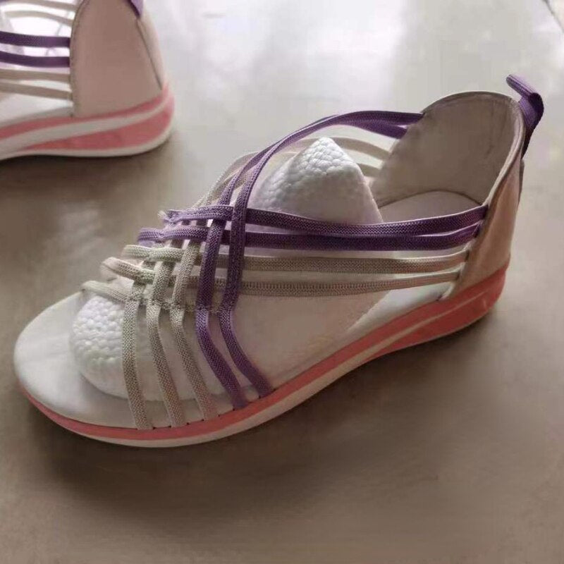 Oversiktsbilde av et par komfortable sporty damesandaler for kvinner, sommerklare og lettvekt.