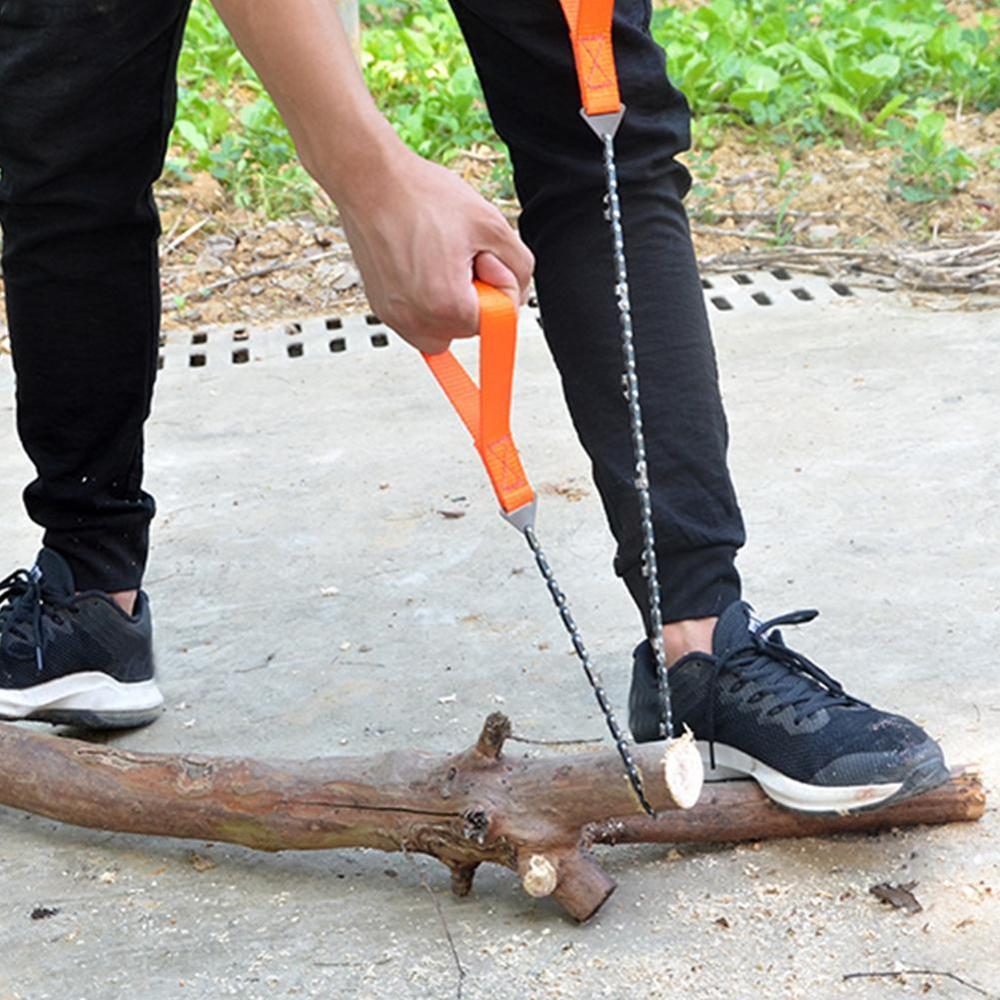 En bærbar lommekjedesag liggende på et stubbe i skogen, klar til bruk for bushcraft.