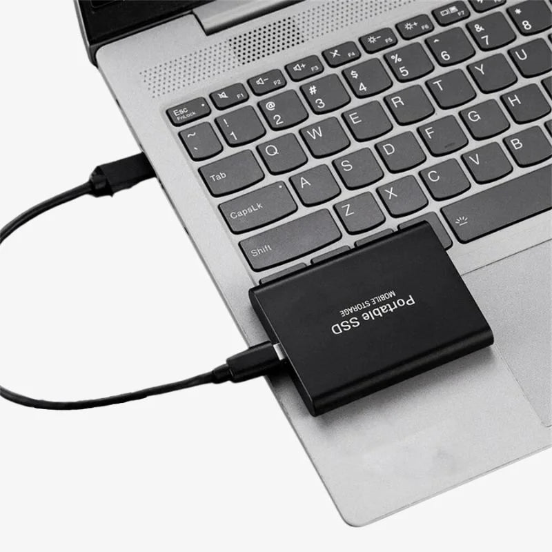 "Kompakt ekstern SSD med slankt design, robust og vannresistent, tilbyr opptil 1050 MB/s overføringshastigheter."