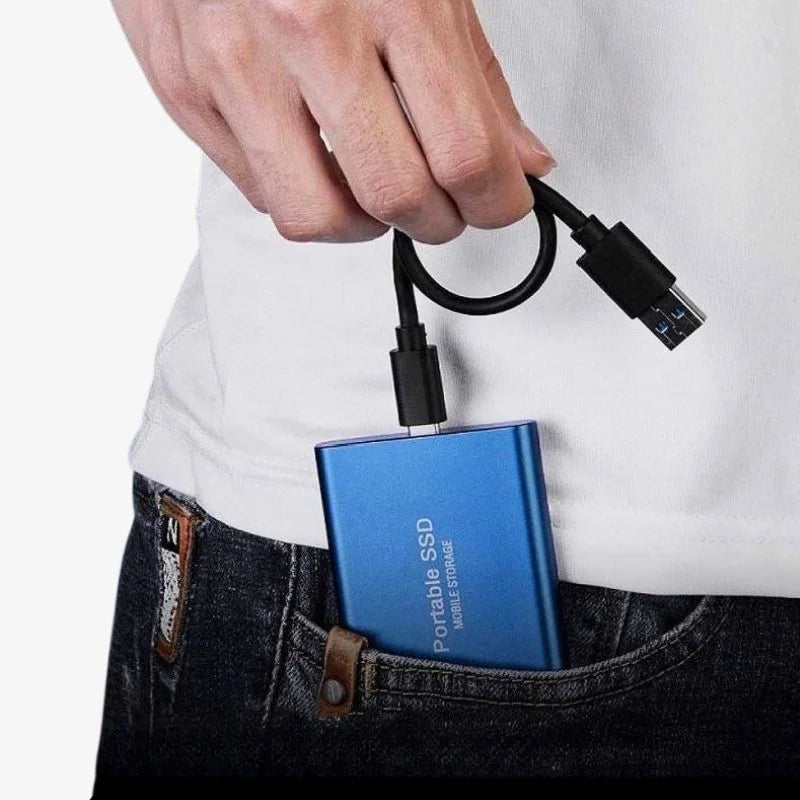 "Kompakt ekstern SSD med slankt design, robust og vannresistent, tilbyr opptil 1050 MB/s overføringshastigheter."