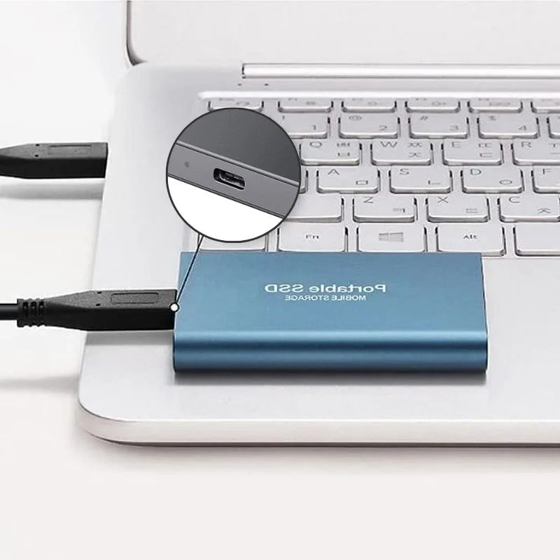"Kompakt ekstern SSD med slankt design, robust og vannresistent, tilbyr opptil 1050 MB/s overføringshastigheter."