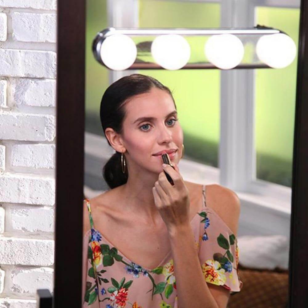Sterkt LED baderomslys med sugekopp for enkel montering på speilet. Optimal belysning for makeup og hudpleie.