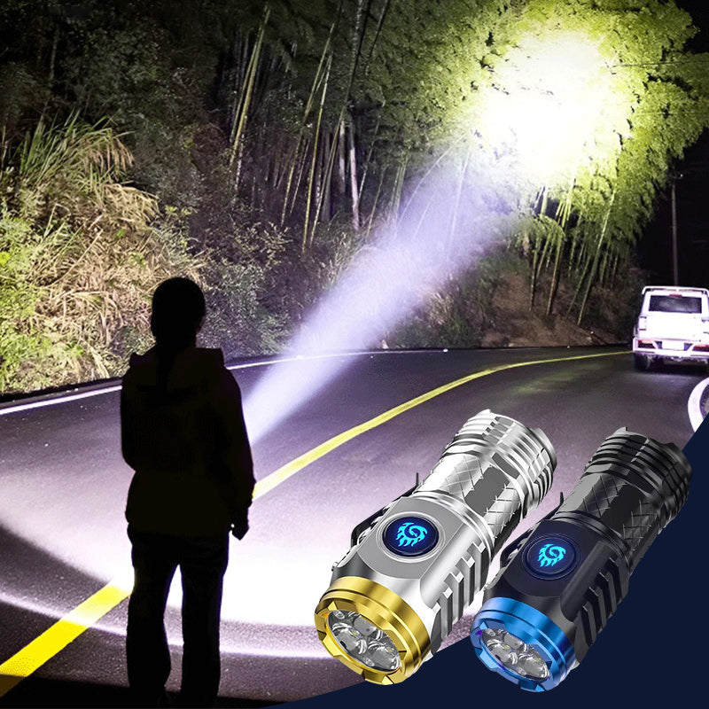 "Kompakt treøyet mini lommelykt med tre LED-kjerner, vanntett, svart/sølv, for camping og nødbruk."