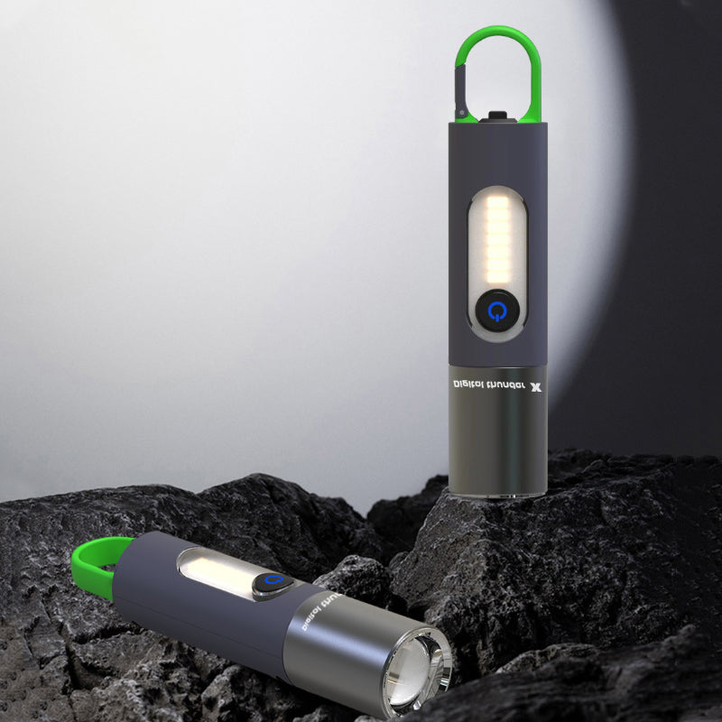 "Kompakt zoombar LED-lommelykt med 1000 lumen, USB-C lading, laget av anodisert aluminium for holdbarhet."