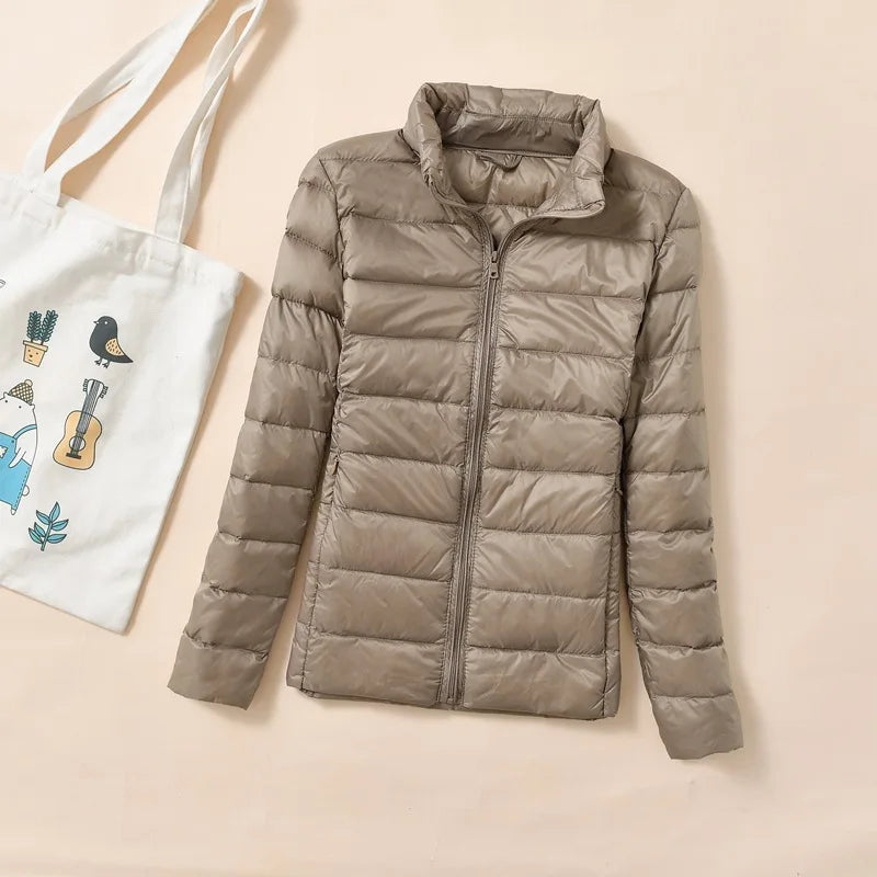 Dame kort quiltet dunjakke. Varm og moderne puffer vinterjakke, perfekt for kalde dager. Stilfull damejakke.