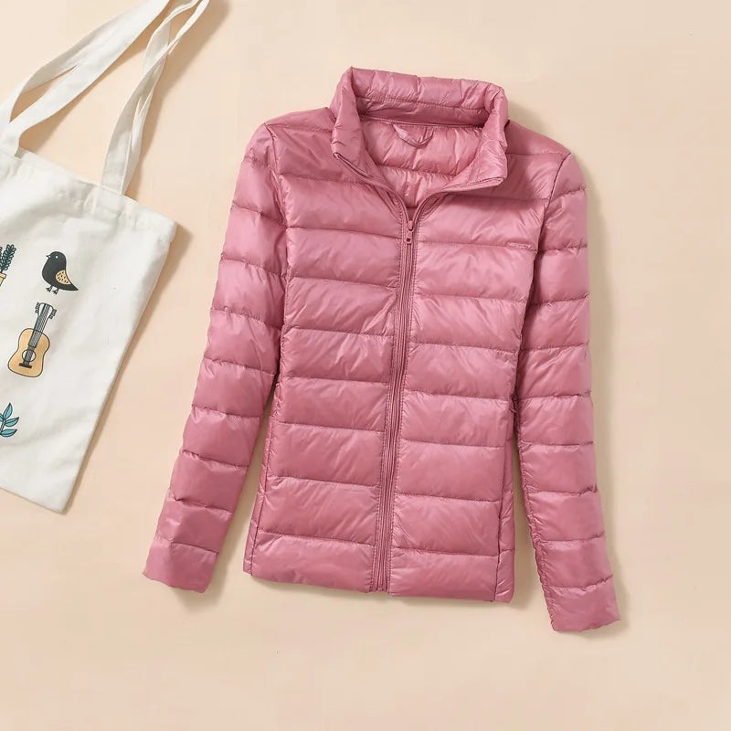 Varm dame parkas dunjakke. Kort quiltet vinterjakke for en stilfull hverdag. Puffer jakke til dame.