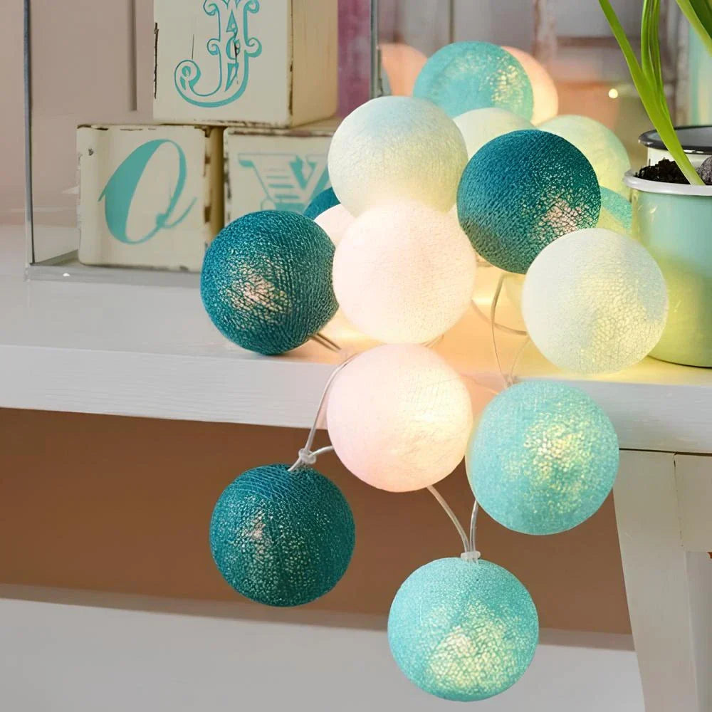 Nærbilde av lysende bomullsball på ballongkrans lyskjede, gir et mykt og diffust lys.