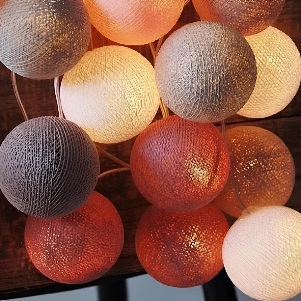 Hjemmedekor med stil: Ballongkrans lyskjede som en elegant detalj i moderne interiør.