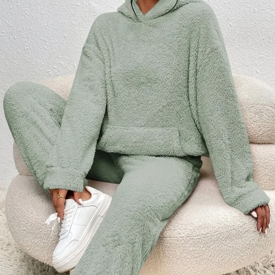Varmt dame loungewear sett med hettegenser og bukser i koselig teddystoff for vinter.