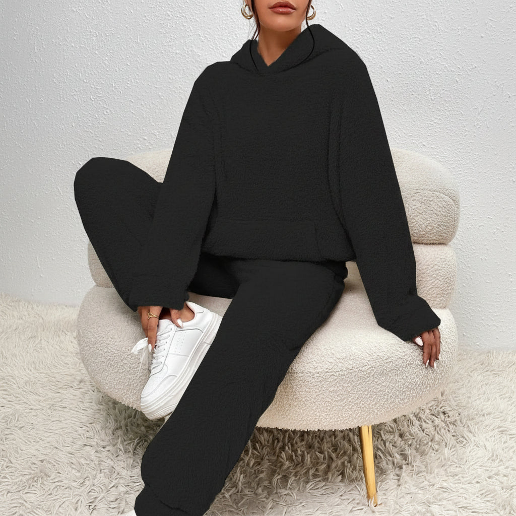 Elegant og varmt hjemmetøy for dame, loungewear sett med hettegenser og bukser i teddy.