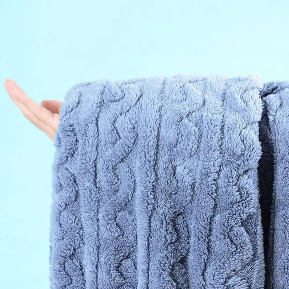 Detaljebilde av det fløyelsmyke stoffet på et pysjamas-sett for kvinner, viser myk tekstur og kvalitet