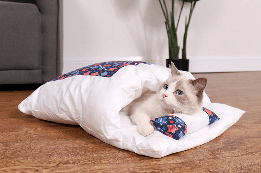 Plysj kattesovepose, en innbydende hule som holder katten varm hele natten.