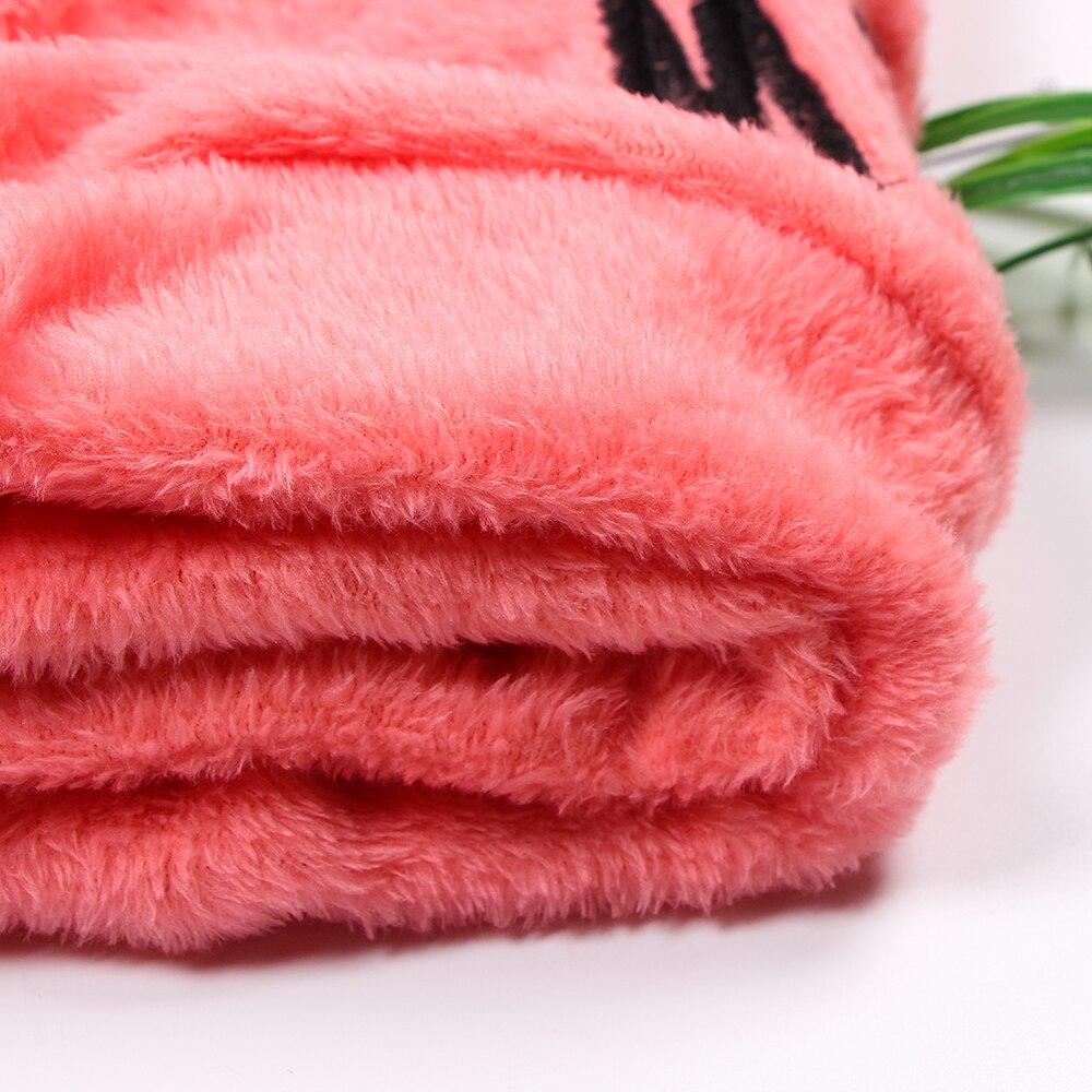 Varmt og mykt damepysjamas med artige kattebilder, perfekt for kalde kvelder.