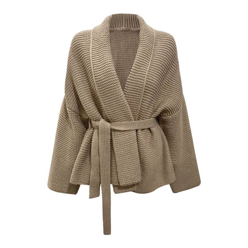 Koselig, stilfull hvit damecardigan i oversized, chunky design. Perfekt for høst- og vintermote.
