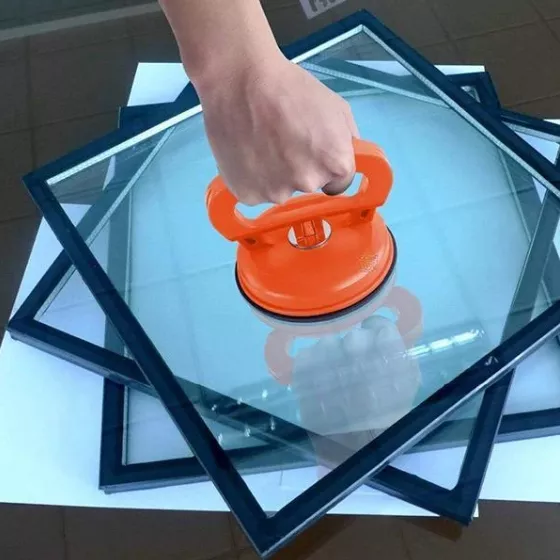 Kraftig blå sugkoppløfter for enkel bil bulkreparasjon med ergonomisk håndtak og gummi for solid grep.