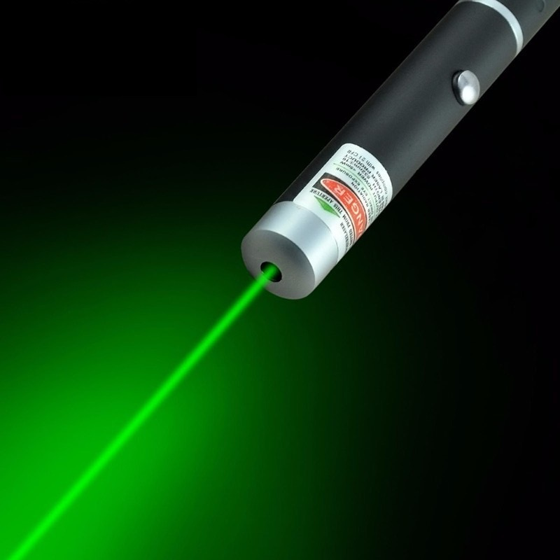 "Kraftig grønn laserpointer med lang rekkevidde i robust aluminium, perfekt for jakt og presise markeringer."