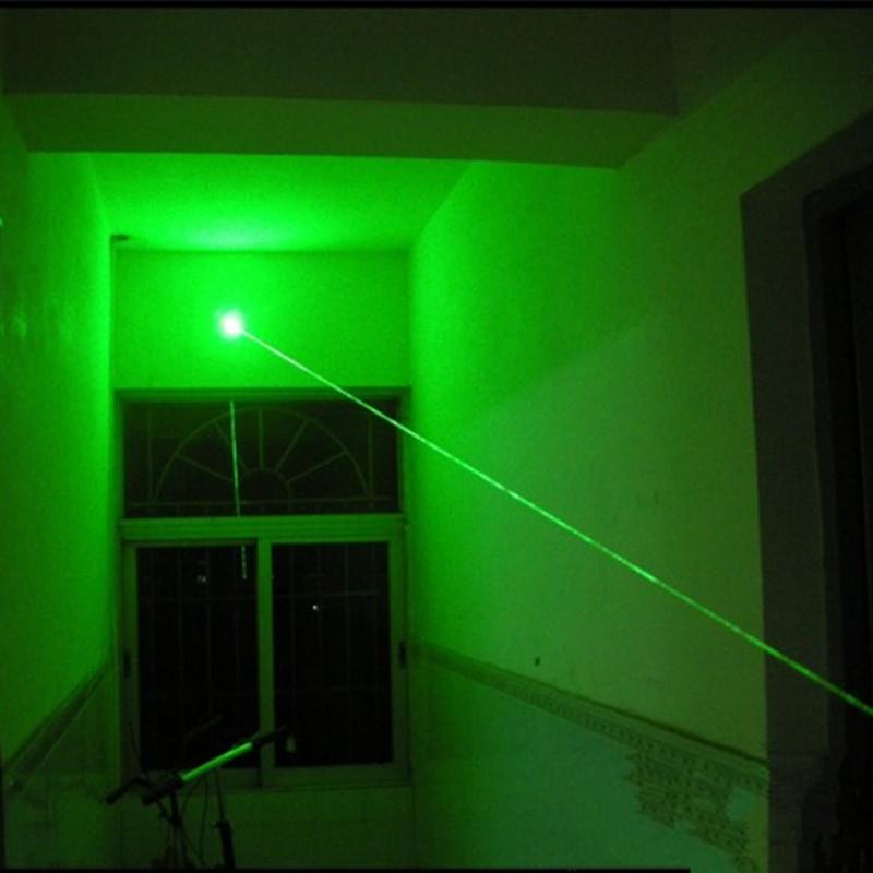 "Kraftig grønn laserpointer med lang rekkevidde i robust aluminium, perfekt for jakt og presise markeringer."