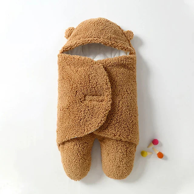"Kremfarget baby kosedress i myk fleece med justerbar passform, designet for vinterbruk og allsidig som pledd."