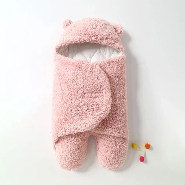 "Kremfarget baby kosedress i myk fleece med justerbar passform, designet for vinterbruk og allsidig som pledd."