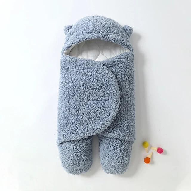 "Kremfarget baby kosedress i myk fleece med justerbar passform, designet for vinterbruk og allsidig som pledd."