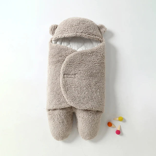 "Kremfarget baby kosedress i myk fleece med justerbar passform, designet for vinterbruk og allsidig som pledd."