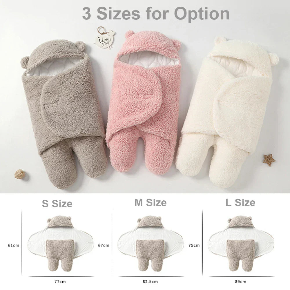 "Kremfarget baby kosedress i myk fleece med justerbar passform, designet for vinterbruk og allsidig som pledd."
