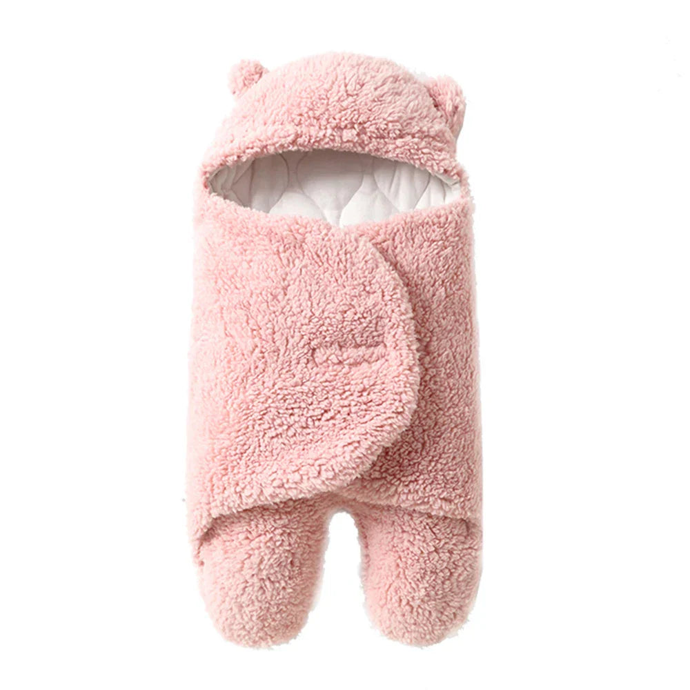 "Kremfarget baby kosedress i myk fleece med justerbar passform, designet for vinterbruk og allsidig som pledd."
