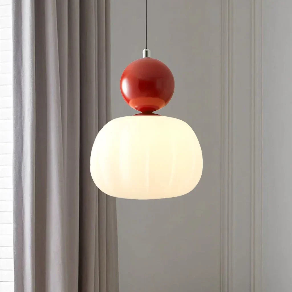 "Kremfarget pendellampe i Art Deco-stil, med elegant og klassisk design for moderne interiør."