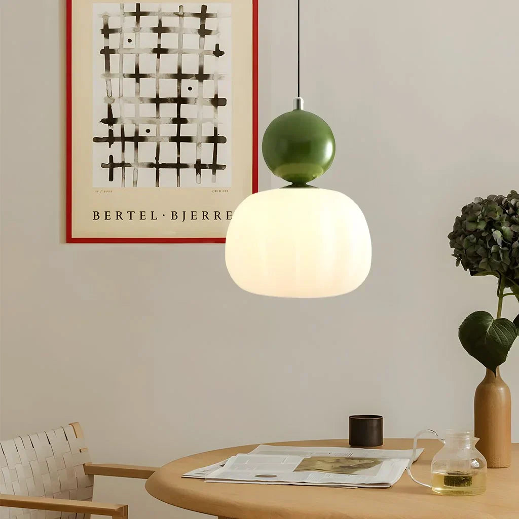 "Kremfarget pendellampe i Art Deco-stil, med elegant og klassisk design for moderne interiør."