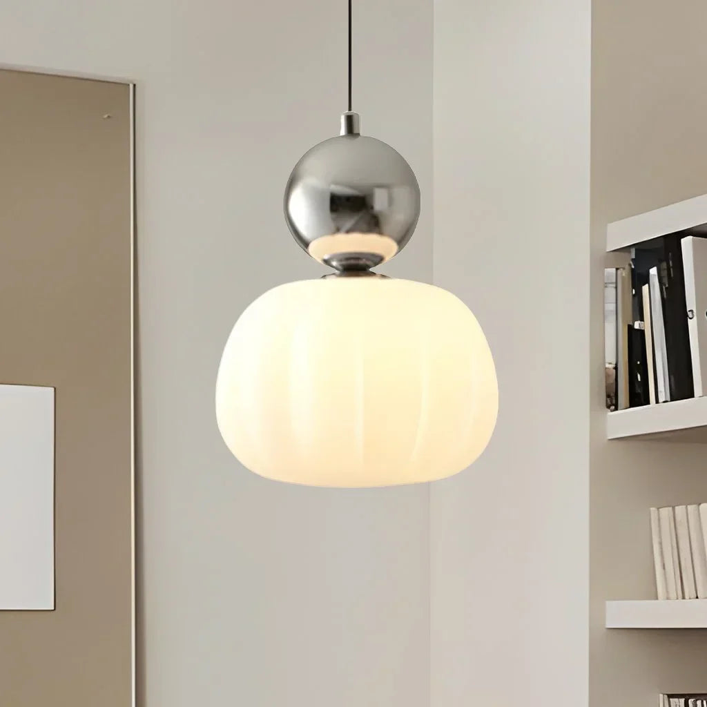 "Kremfarget pendellampe i Art Deco-stil, med elegant og klassisk design for moderne interiør."