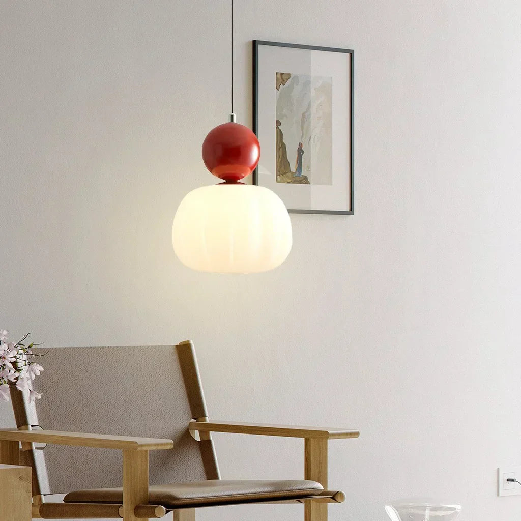 "Kremfarget pendellampe i Art Deco-stil, med elegant og klassisk design for moderne interiør."