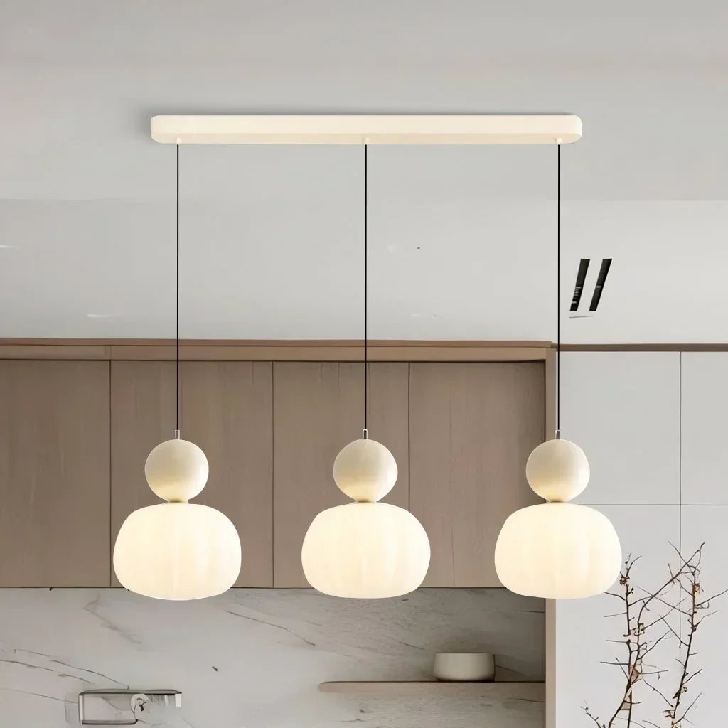 "Kremfarget pendellampe i Art Deco-stil, med elegant og klassisk design for moderne interiør."