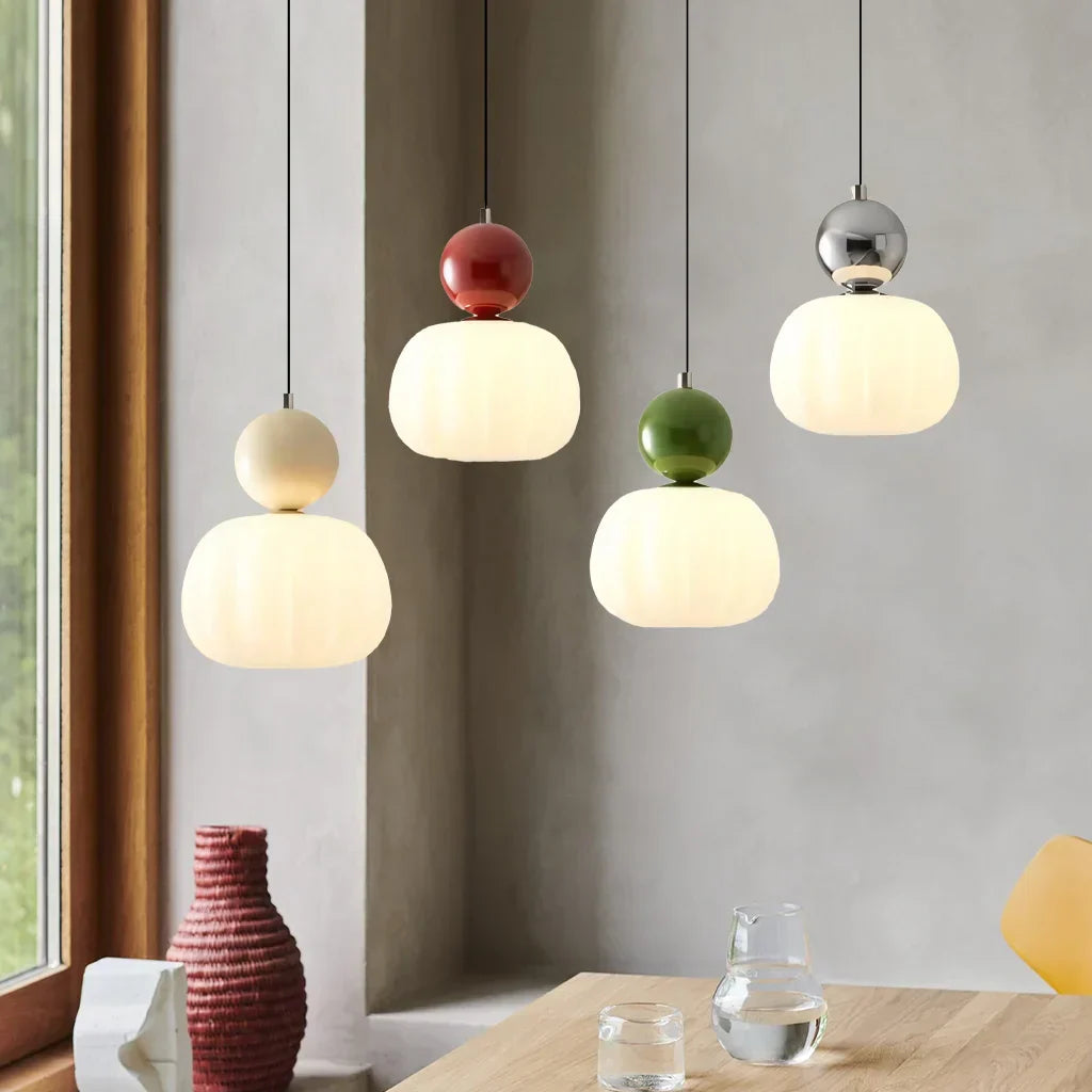 "Kremfarget pendellampe i Art Deco-stil, med elegant og klassisk design for moderne interiør."