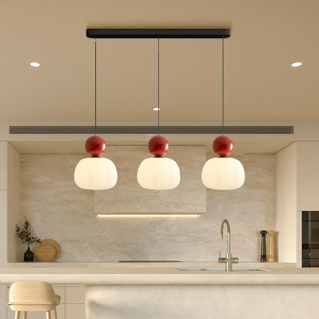 "Kremfarget pendellampe i Art Deco-stil, med elegant og klassisk design for moderne interiør."
