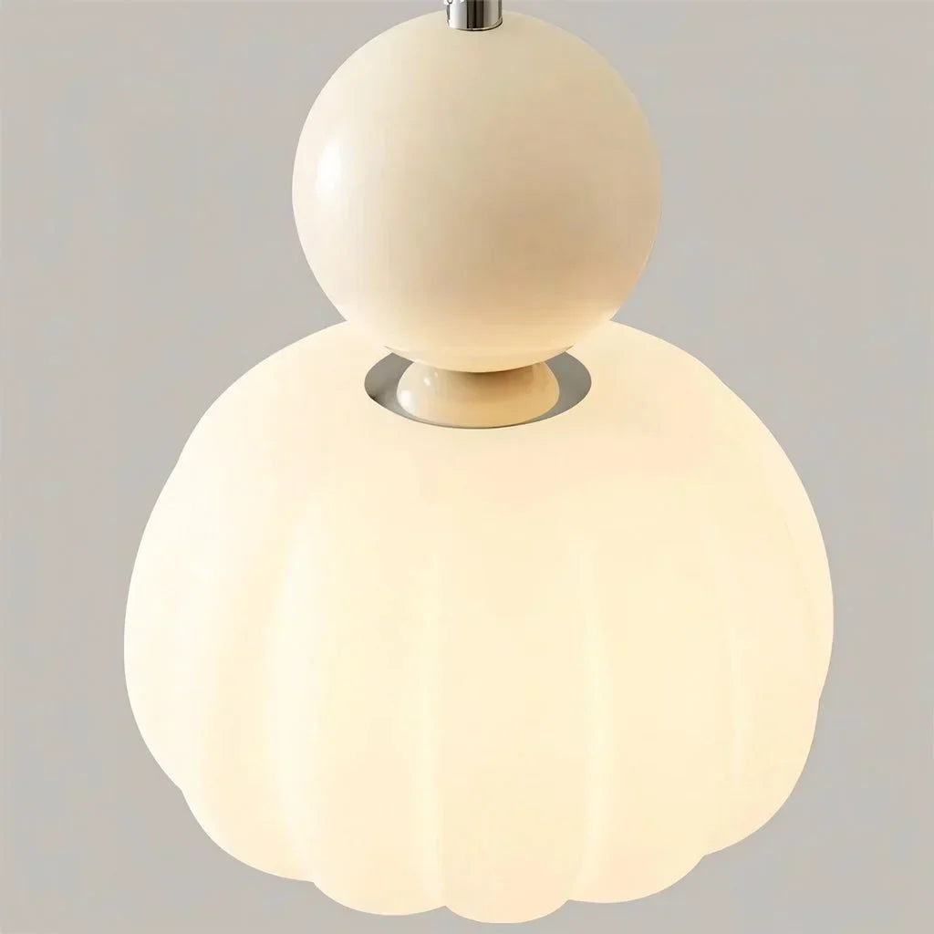 "Kremfarget pendellampe i Art Deco-stil, med elegant og klassisk design for moderne interiør."