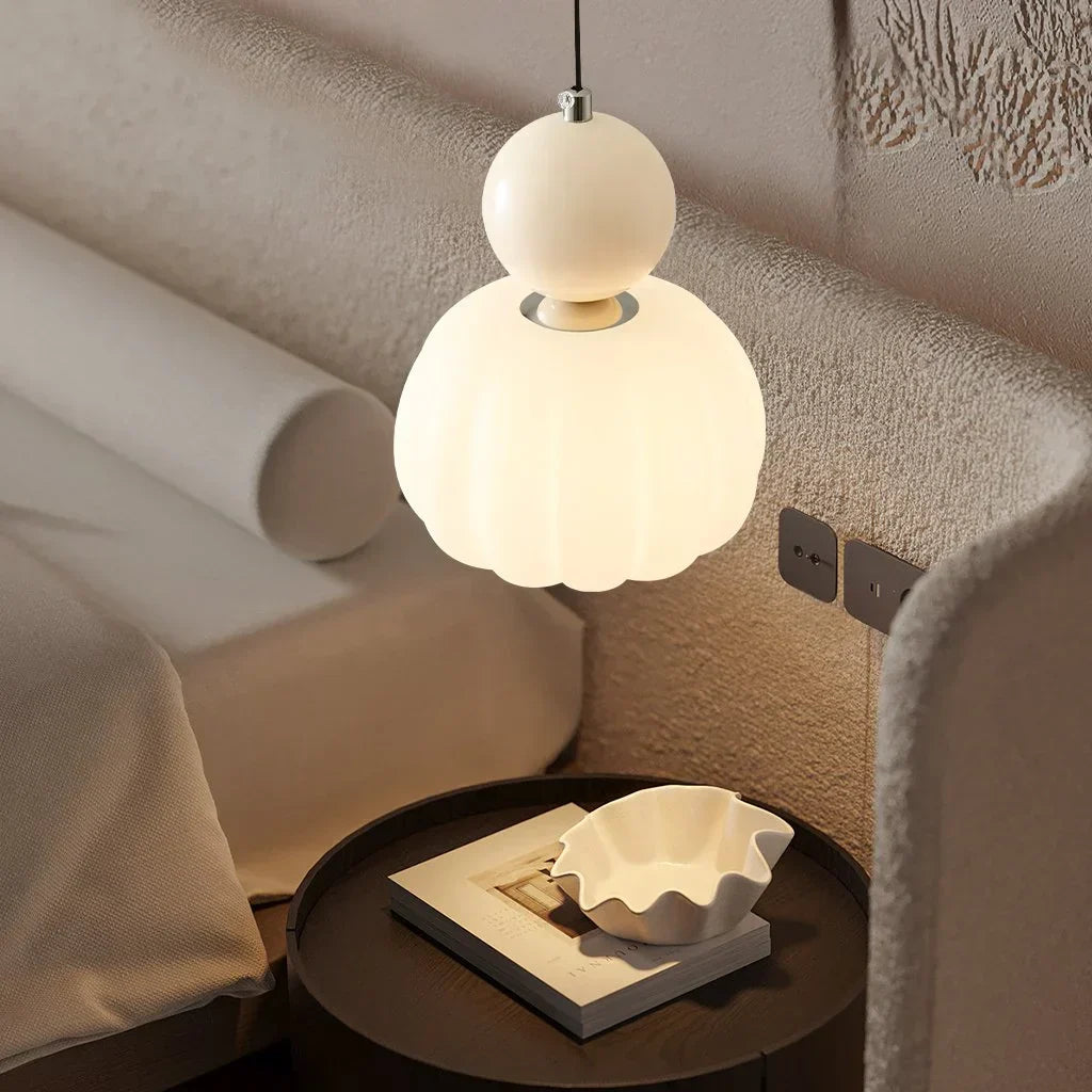 "Kremfarget pendellampe i Art Deco-stil, med elegant og klassisk design for moderne interiør."