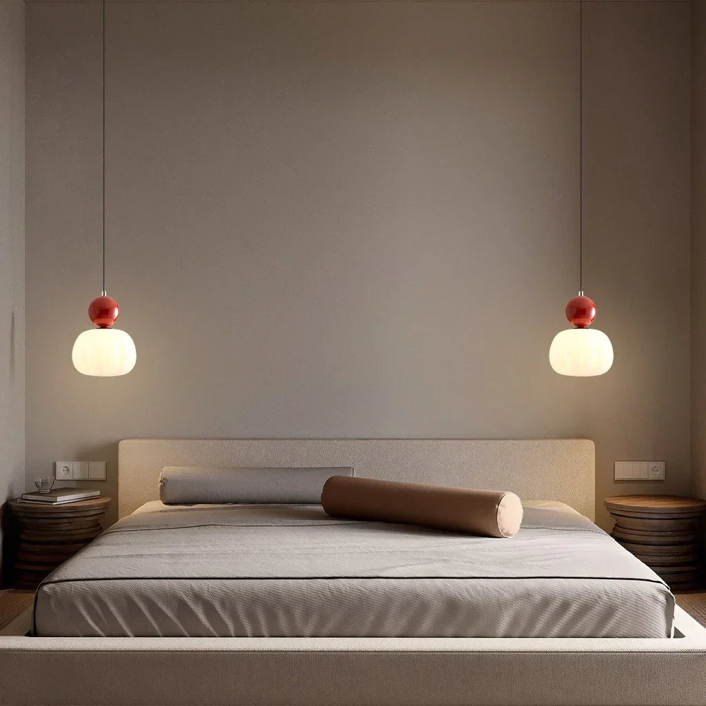 "Kremfarget pendellampe i Art Deco-stil, med elegant og klassisk design for moderne interiør."