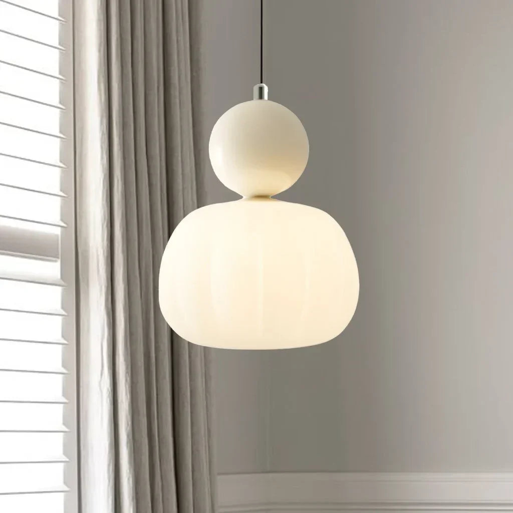 "Kremfarget pendellampe i Art Deco-stil, med elegant og klassisk design for moderne interiør."