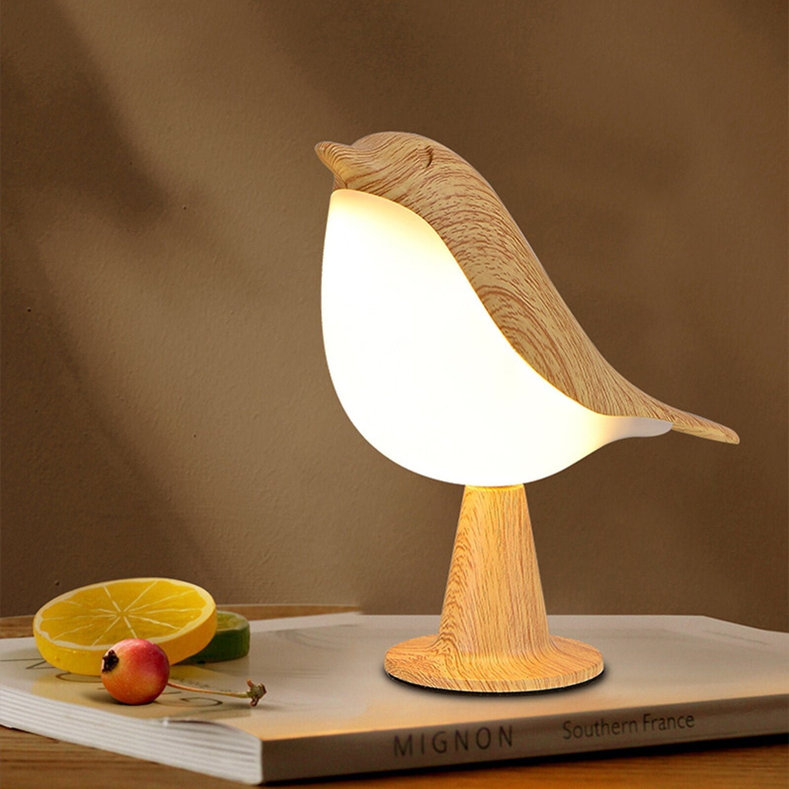 "Kremhvit fuglelampe med elegant design og LED-lys, ideell for moderne interiør, står på solid base."