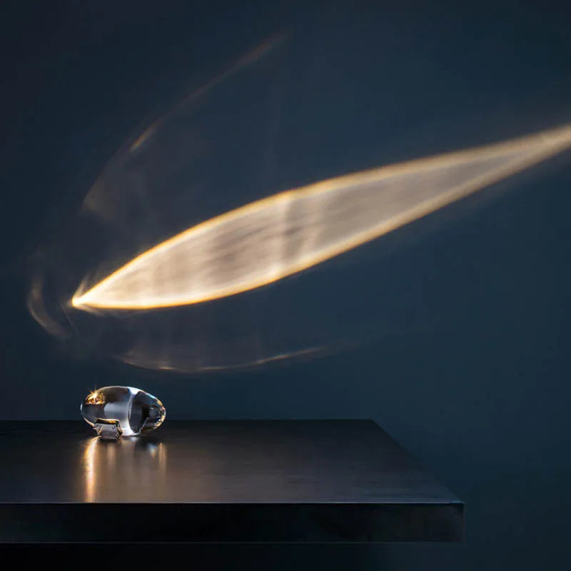 Elegant krystall bordlampe med beroligende stjernehimmelprojeksjon, ideell for soverommet.