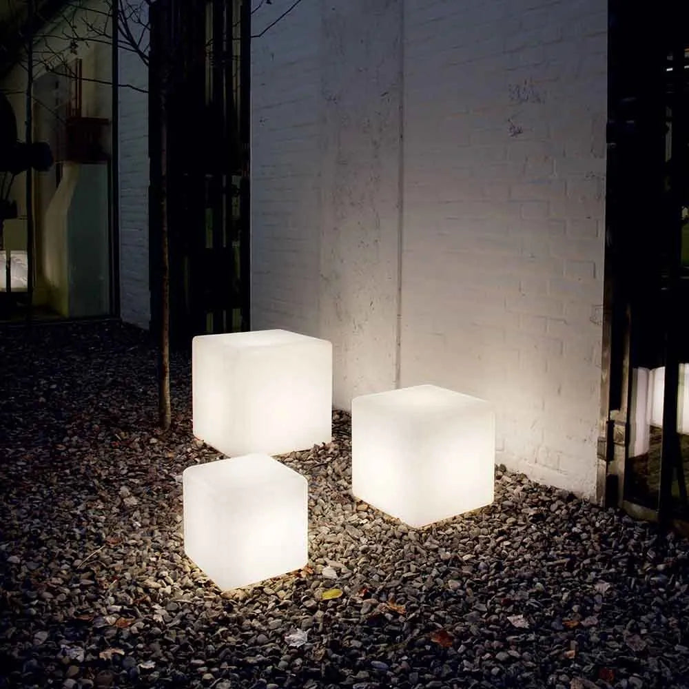 Kubeformet utendørs LED-lampe med 16 farger, trådløs og oppladbar, for hage og terrasse.
