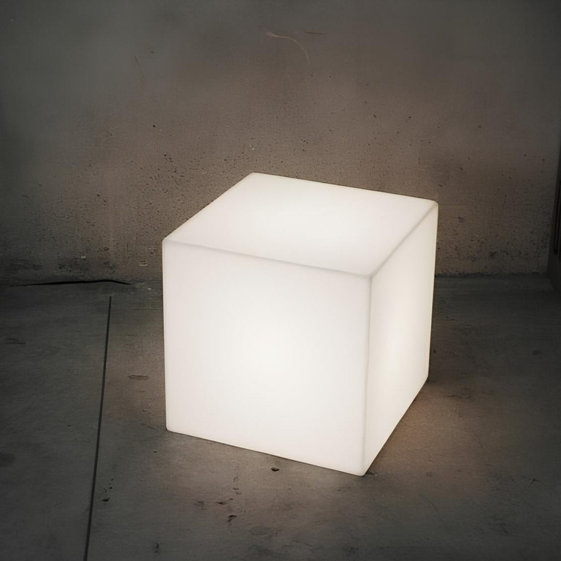 Robust kubeformet LED-lampe for utendørs bruk. Oppladbar, trådløs med 16 farger til hage og patio.