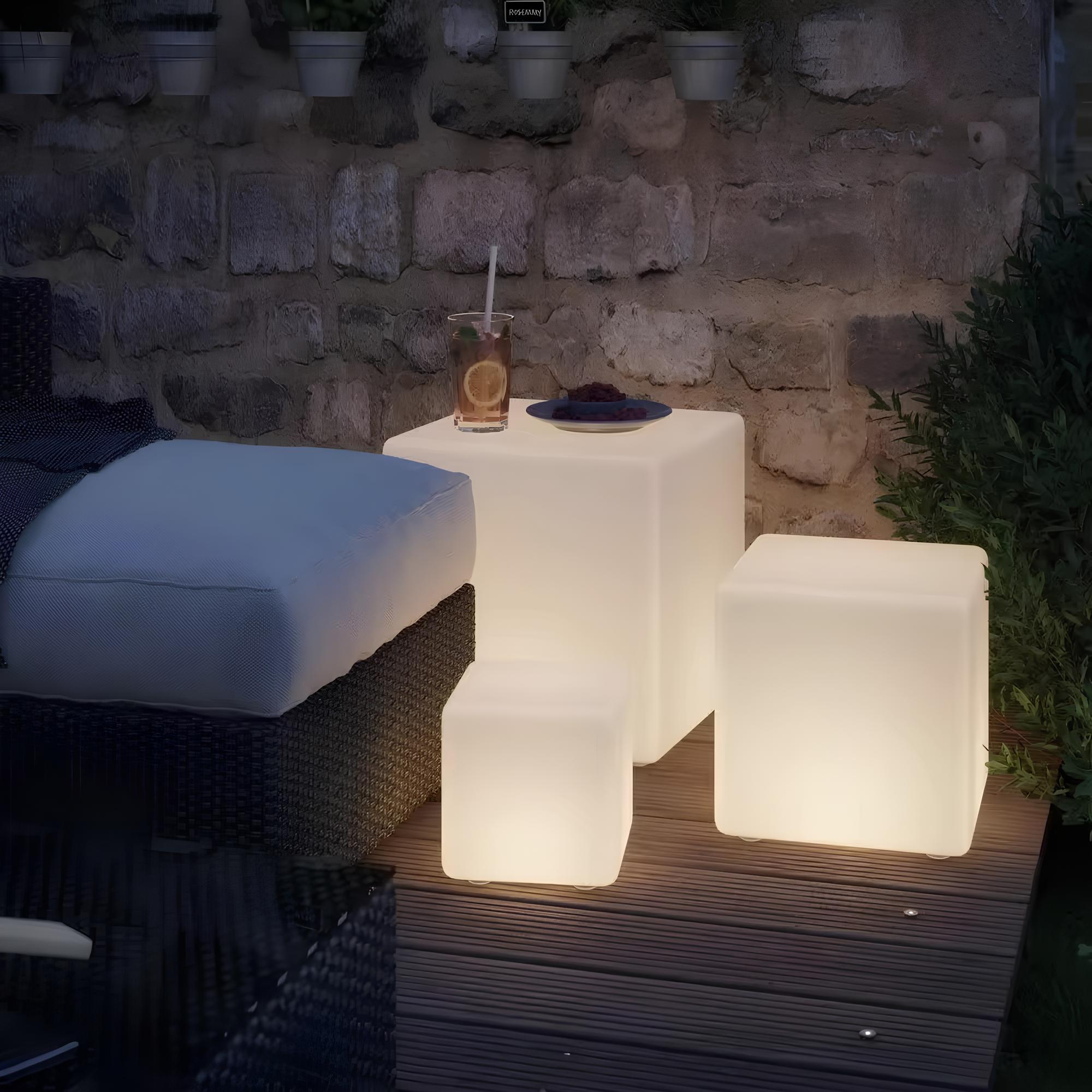 Flerfarget kubeformet LED-utendørslampe. Trådløs oppladbar belysning for moderne hage- og terrasseområder.